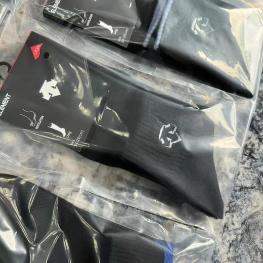 原单正品迪桑特男款中腰运动袜 5双一组  颜色随机 不重复。
尺码39-45
原价50一双，现特价79元5双包邮 商品图4