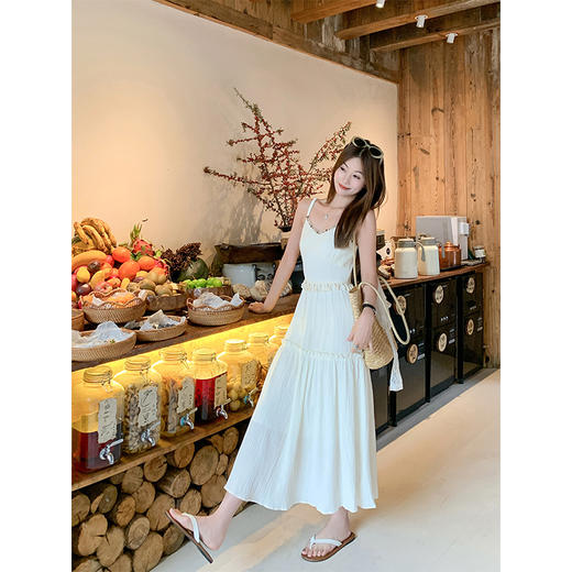 <曾小咸推荐>度假风杏色气质V领收腰吊带连衣裙 商品图2