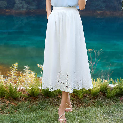 玳莎镂空绣花半身裙2025年夏季新款白色纯棉百搭半松紧高腰裙子  FB34302 商品图0