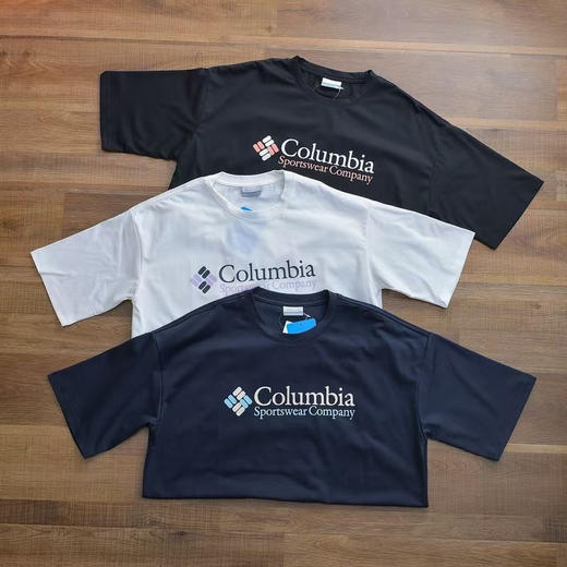 原单正品 Columbia哥伦比亚户外2025夏男女运动舒适旅行短袖圆领肌理感T恤，经典的款式搭配标志性品牌标识，简约又不失格调。
白色黑色藏青
尺码：M-XXL 商品图1