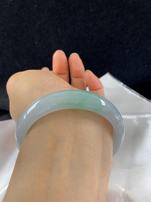 612673，60圈口，冰飘绿正圈平安镯，白底飘甜绿花，底子细润 商品图5