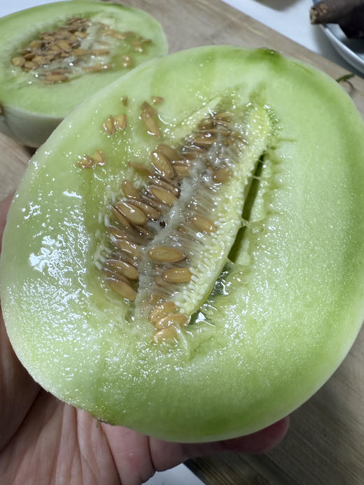 正宗南汇冰淇淋甜瓜  靠皮都甜，公主们，吃瓜！糯的哦！整颗都是软糯鲜甜，水分四溢。 商品图1