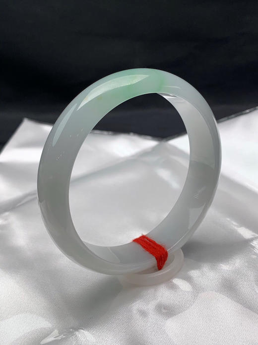 612673，60圈口，冰飘绿正圈平安镯，白底飘甜绿花，底子细润 商品图1