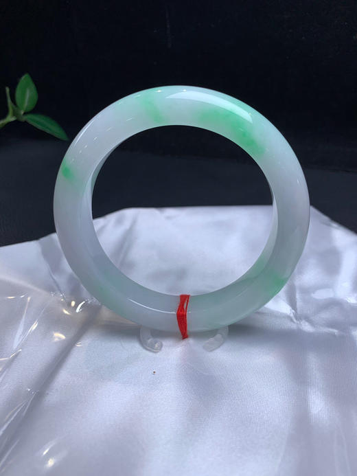 612671，59飘阳绿正圈手镯，条形不错，飘阳绿色， 甜甜的，润润的，干净清新 商品图3