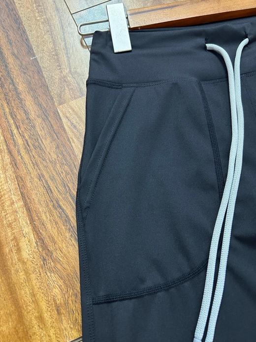 Iulu神裤鼻祖throwbak stil黑色好显瘦
直筒阔腿版型，完全不挑腿型
面料糯叽叽的好软好亲肤,一年四季都可以穿
随便搭配一件T恤上衣显瘦又时髦 商品图8