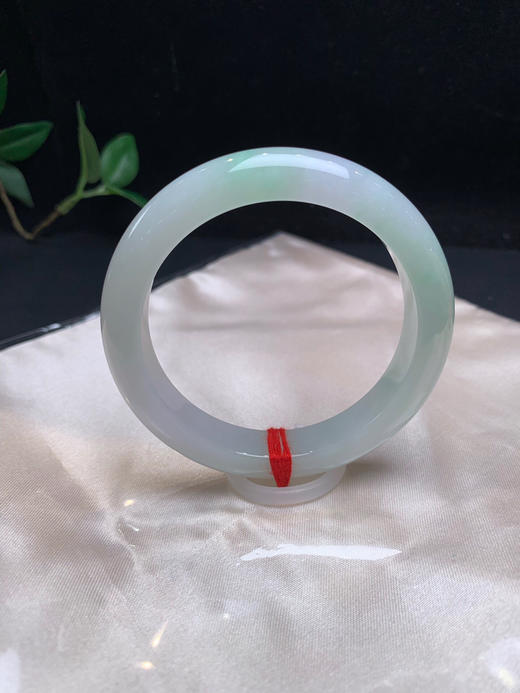 612675，55.5飘绿正圈手镯，整条底妆非常细。干净清爽，带清新淡雅绿底 商品图0