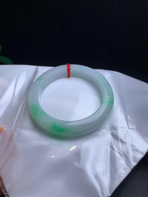 612671，59飘阳绿正圈手镯，条形不错，飘阳绿色， 甜甜的，润润的，干净清新 商品图4