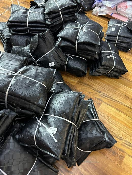 Iulu神裤鼻祖throwbak stil黑色好显瘦
直筒阔腿版型，完全不挑腿型
面料糯叽叽的好软好亲肤,一年四季都可以穿
随便搭配一件T恤上衣显瘦又时髦 商品图4