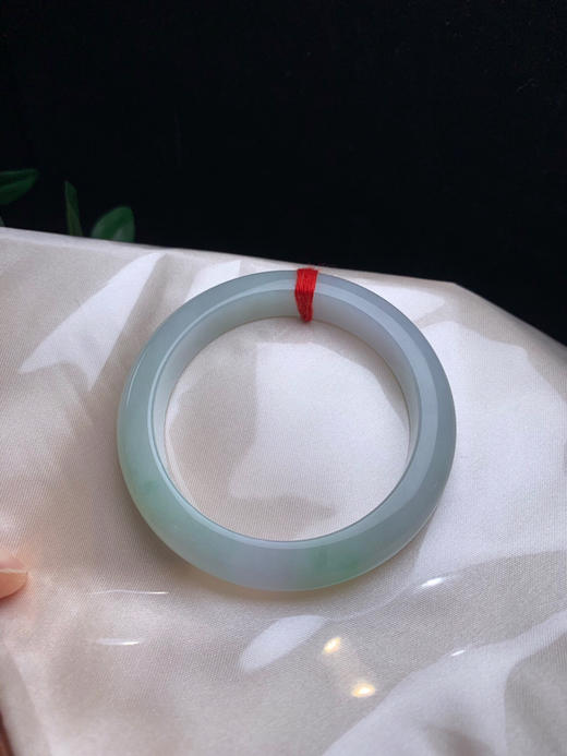 612675，55.5飘绿正圈手镯，整条底妆非常细。干净清爽，带清新淡雅绿底 商品图2