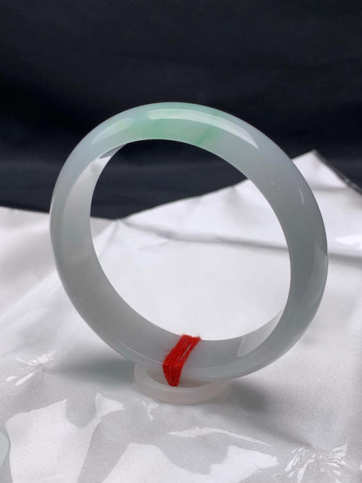 612673，60圈口，冰飘绿正圈平安镯，白底飘甜绿花，底子细润 商品图2