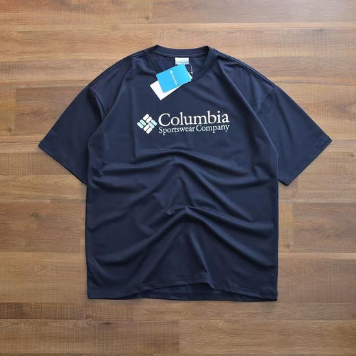 原单正品 Columbia哥伦比亚户外2025夏男女运动舒适旅行短袖圆领肌理感T恤，经典的款式搭配标志性品牌标识，简约又不失格调。
白色黑色藏青
尺码：M-XXL 商品图6