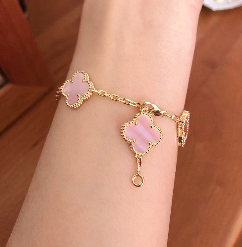 香港壹刻珠宝粉玉髓五花手链
银手链