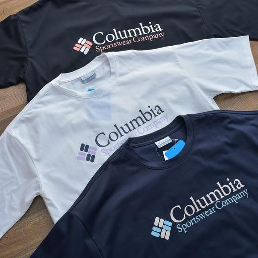 原单正品 Columbia哥伦比亚户外2025夏男女运动舒适旅行短袖圆领肌理感T恤，经典的款式搭配标志性品牌标识，简约又不失格调。
白色黑色藏青
尺码：M-XXL 商品图2