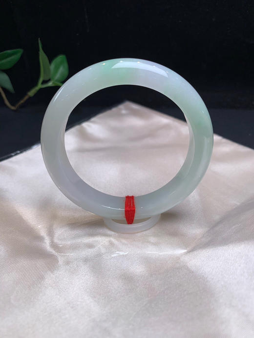 612675，55.5飘绿正圈手镯，整条底妆非常细。干净清爽，带清新淡雅绿底 商品图4