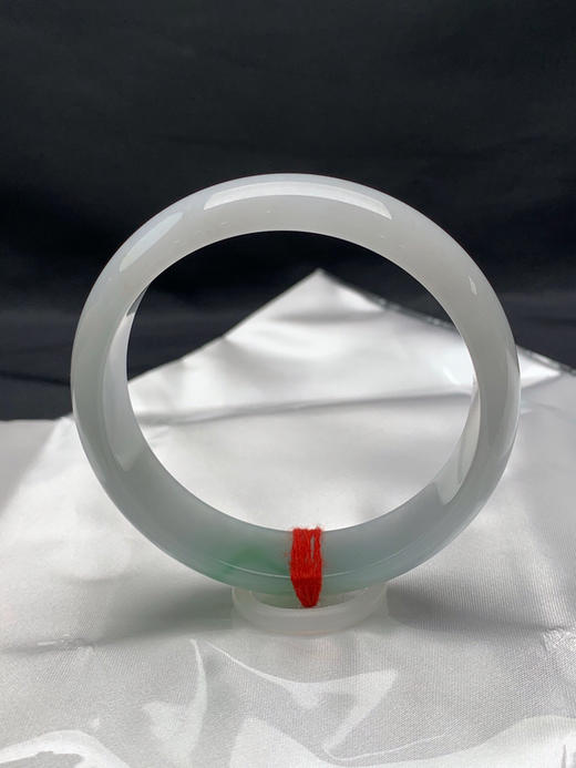 612673，60圈口，冰飘绿正圈平安镯，白底飘甜绿花，底子细润 商品图3