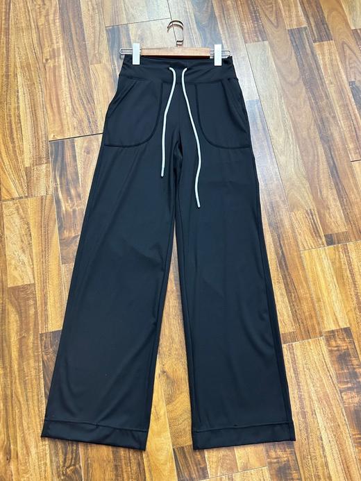 Iulu神裤鼻祖throwbak stil黑色好显瘦
直筒阔腿版型，完全不挑腿型
面料糯叽叽的好软好亲肤,一年四季都可以穿
随便搭配一件T恤上衣显瘦又时髦 商品图5