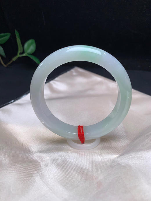 612675，55.5飘绿正圈手镯，整条底妆非常细。干净清爽，带清新淡雅绿底 商品图3