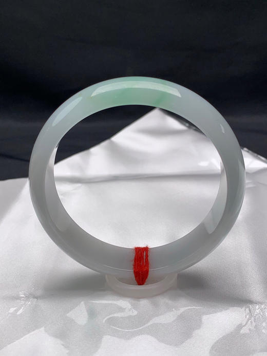 612673，60圈口，冰飘绿正圈平安镯，白底飘甜绿花，底子细润 商品图0