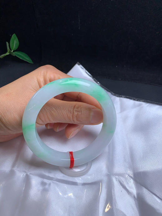 612671，59飘阳绿正圈手镯，条形不错，飘阳绿色， 甜甜的，润润的，干净清新 商品图5