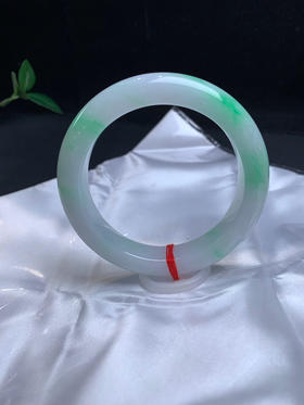 612671，59飘阳绿正圈手镯，条形不错，飘阳绿色， 甜甜的，润润的，干净清新