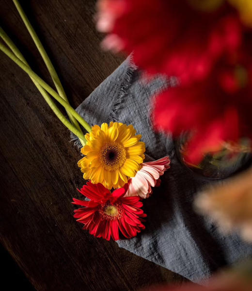 弗朗太阳鲜花充满活力，花型独特，颜色欢快，总能为人带来温暖和幸福，瓶插时间比起其它鲜花来说更久✨灿烂缤纷的色彩，看着心情都变好了🤗，约16支/束+送4支防损耗 商品图0