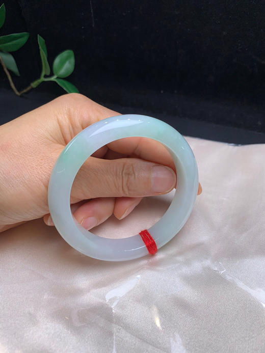 612675，55.5飘绿正圈手镯，整条底妆非常细。干净清爽，带清新淡雅绿底 商品图5