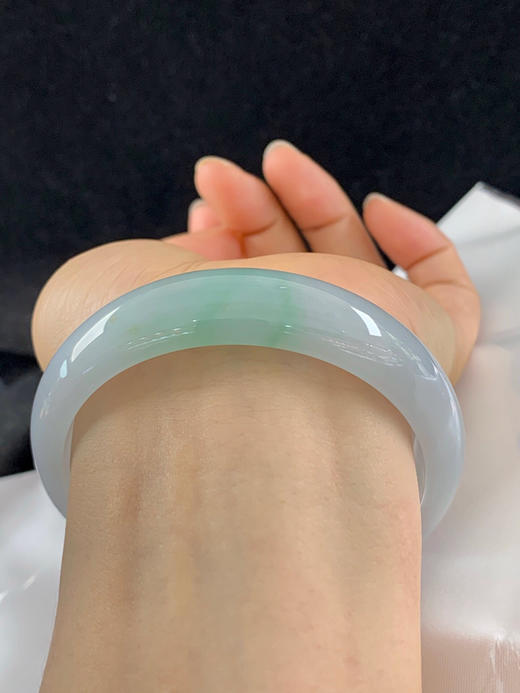 612673，60圈口，冰飘绿正圈平安镯，白底飘甜绿花，底子细润 商品图4