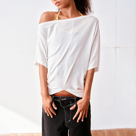 NUTH斜肩微透露肩宽松蝙蝠袖短袖T恤女 商品图4