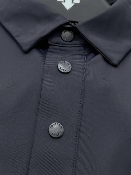 原单正品迪桑特高尔夫系列速干polo短袖 整体面料丝滑挺括有型，有弹力，商务气息十足 简约质感 前后立体硅胶logo设计，黑色
尺码：M L XL XXL XXXL 商品图3