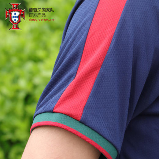 【官方正版】葡萄牙国家队 | 深蓝运动T恤网眼速干袖口红绿撞色拼接V领短袖 商品图4