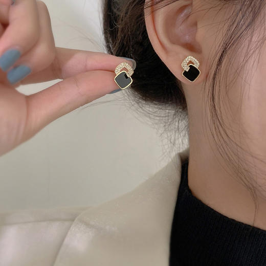 JU-A71321几何方块小耳钉2025新款潮时尚耳环轻奢气质冷谈风精致网红耳饰女 商品图2