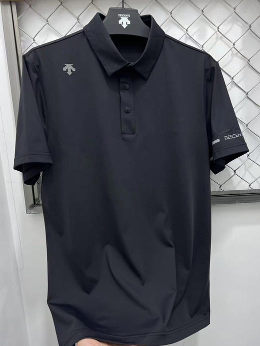原单正品迪桑特高尔夫系列速干polo短袖 整体面料丝滑挺括有型，有弹力，商务气息十足 简约质感 前后立体硅胶logo设计，黑色
尺码：M L XL XXL XXXL 商品图0