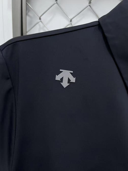 原单正品迪桑特高尔夫系列速干polo短袖 整体面料丝滑挺括有型，有弹力，商务气息十足 简约质感 前后立体硅胶logo设计，黑色
尺码：M L XL XXL XXXL 商品图1