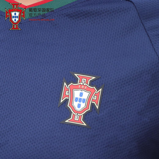 【官方正版】葡萄牙国家队 | 深蓝运动T恤网眼速干袖口红绿撞色拼接V领短袖 商品图3