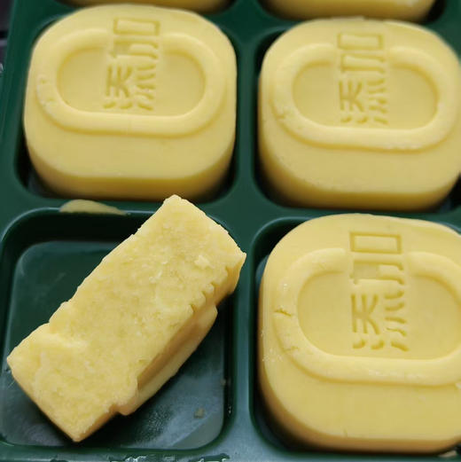 火遍魔都的网红美食，实体门店排队排到爆，妞烘烘 0添加绿豆冰糕（180g/盒 6枚装）
豆茸鹅黄 奶香四溢，入口沙沙糯糯 细腻绵密，轻抿即化 带着绿豆本香。冷冻储存！解冻即食！一组两盒 商品图1