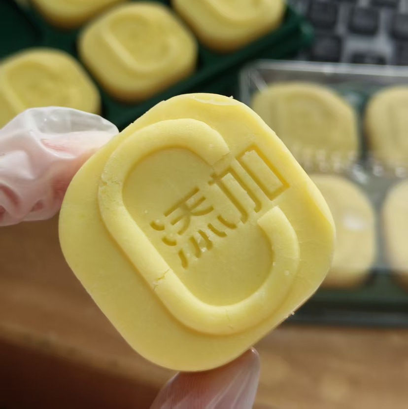 火遍魔都的网红美食，实体门店排队排到爆，妞烘烘 0添加绿豆冰糕（180g/盒 6枚装）
豆茸鹅黄 奶香四溢，入口沙沙糯糯 细腻绵密，轻抿即化 带着绿豆本香。冷冻储存！解冻即食！一组两盒