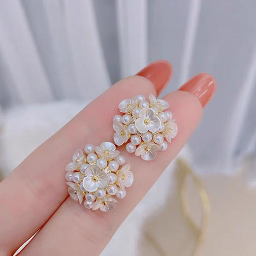JU-HD-0015轻奢半球花瓣珍珠耳钉女小众设计高级感网红精致百搭耳环花朵耳饰 商品图1