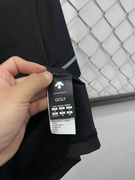 原单正品迪桑特高尔夫系列速干polo短袖 整体面料丝滑挺括有型，有弹力，商务气息十足 简约质感 前后立体硅胶logo设计，黑色
尺码：M L XL XXL XXXL 商品图6