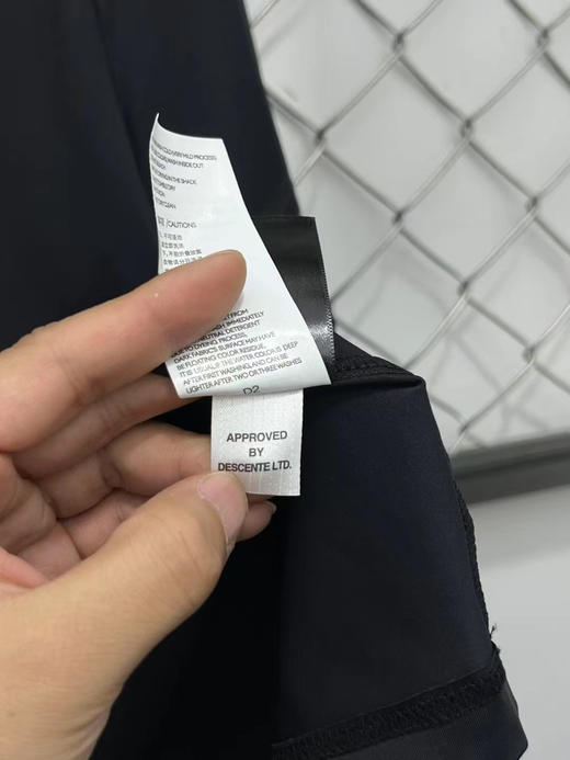 原单正品迪桑特高尔夫系列速干polo短袖 整体面料丝滑挺括有型，有弹力，商务气息十足 简约质感 前后立体硅胶logo设计，黑色
尺码：M L XL XXL XXXL 商品图7