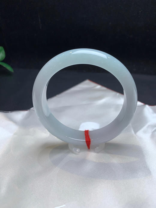 612681，58带底色正圈手镯，底妆均匀干净，一截带淡淡的晴底色，清新干净 商品图1