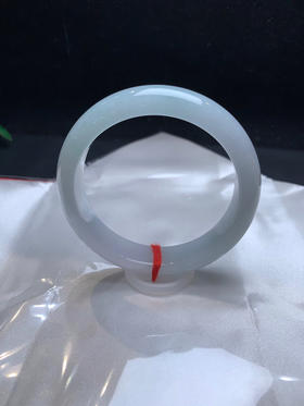 612681，58带底色正圈手镯，底妆均匀干净，一截带淡淡的晴底色，清新干净