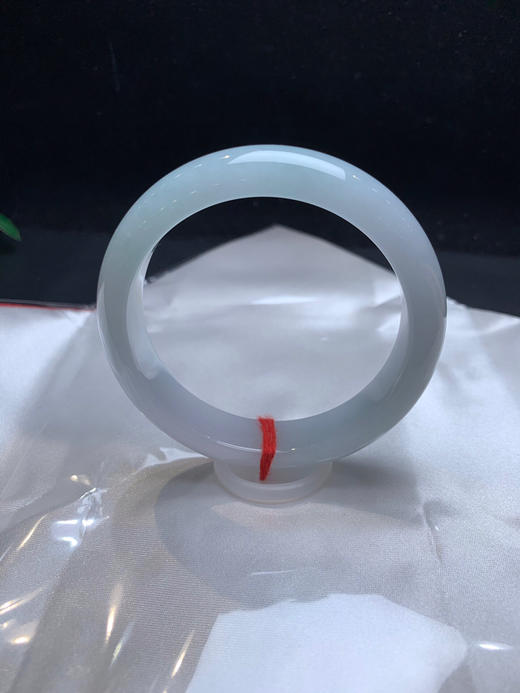 612681，58带底色正圈手镯，底妆均匀干净，一截带淡淡的晴底色，清新干净 商品图0