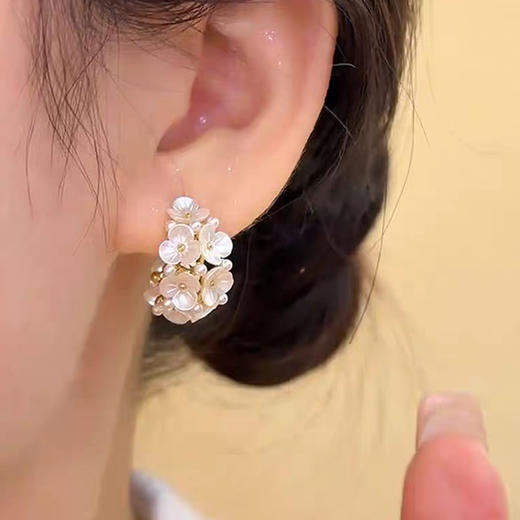 JU-HD-0013白色花朵珍珠耳环女2025新款气质高级感耳钉法式简约时尚精致耳饰 商品图2