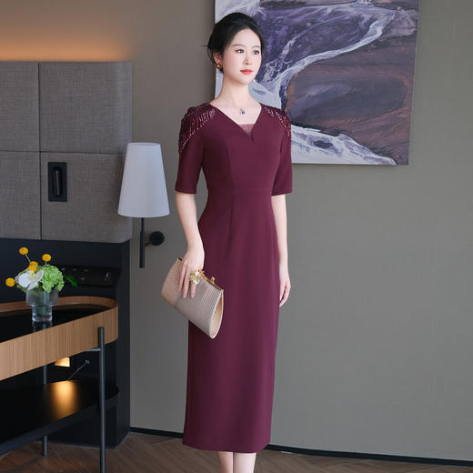 DNO-5CF24353时尚气质通勤2025春夏新款高端流苏V领 收腰正式场合中长款连衣裙 商品图1
