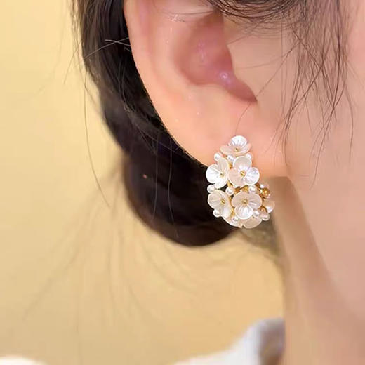 JU-HD-0013白色花朵珍珠耳环女2025新款气质高级感耳钉法式简约时尚精致耳饰 商品图1