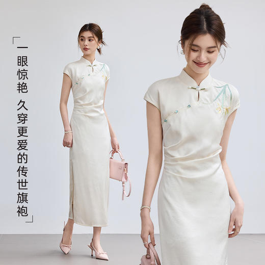 VICTORIA&VERA夏季”翡色金蕊”新中式国风贵气遮小腹显瘦绿扣黄色花旗袍裙 商品图1