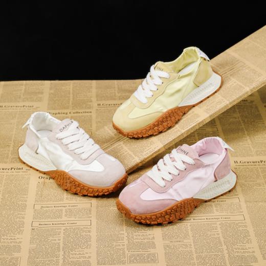 ✨品牌直发👉【DAPHNE达芙妮厚底薄款透气阿甘德训鞋】 做工品质一流❗时尚精致！ ✅“一代鞋王”，曾拥有超过6000家门店‼ ✅匠心品质，经典百搭，质感直接拉满！ ✨女鞋：尺码35-40码 商品图0