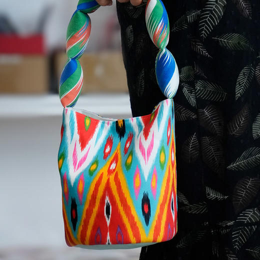 至爱疆物·艾德莱斯水桶包  民族风与时尚感融合 商品图4