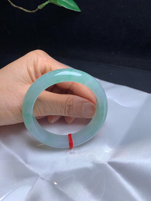 612687，52冰飘绿手镯，冰润干净，飘星星点点的绿花，干净甜美 商品图5