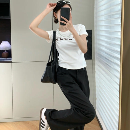 2025超火爆jennie上身可爱珍珠项圈腊肠狗印花高弹收腰正肩T恤！ 商品图2